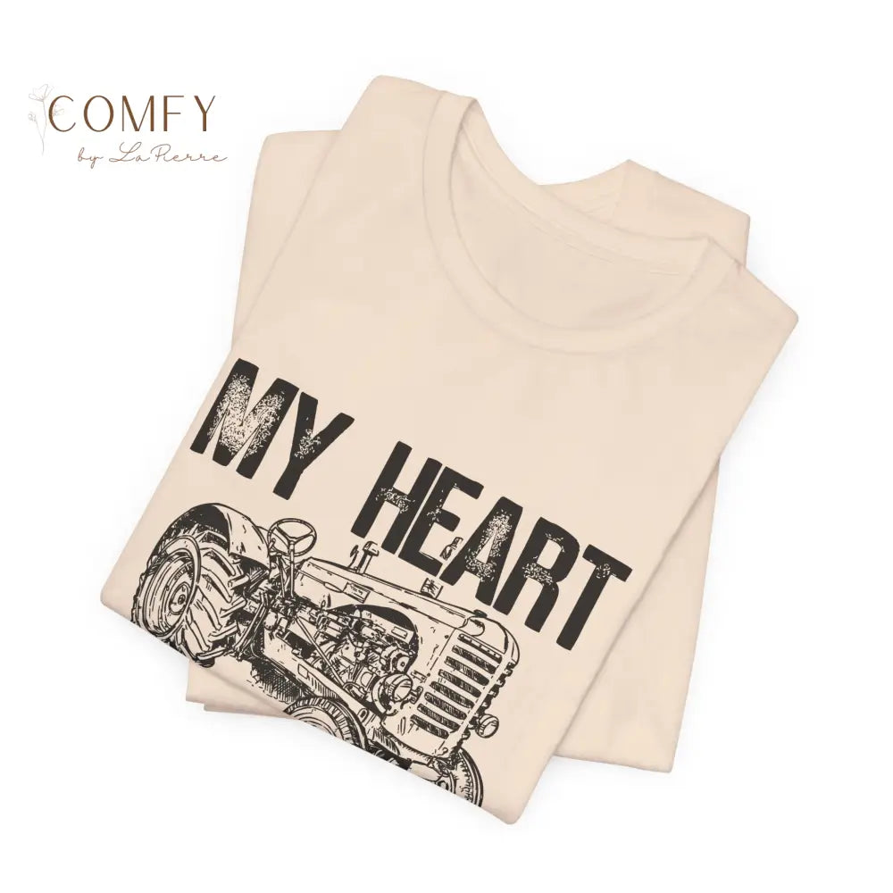 Distressed ’My Heart is in that Field’ tractor shirt - Unisex Jersey Short Sleeve Tee (XS-5XL) T-Shirt