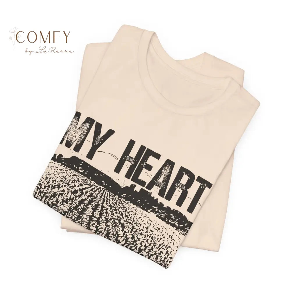 Distressed ’My Heart is in that Field’ Farming and Agriculture shirt - Unisex Jersey Short Sleeve Tee (XS-5XL) T-Shirt